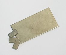Trois morceaux de feuille métallique avec tache jaune