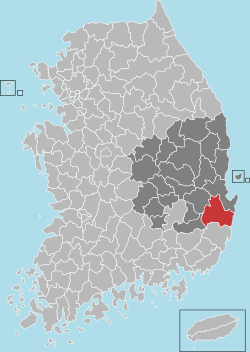 Une région sur une côte est est divisé en 23 districts, le district sud côtière souligné.
