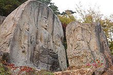 Cinq Bouddhas sculptés en deux roches naturelles.