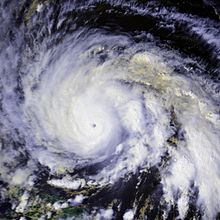 Une vue de l'ouragan Gloria de l'espace sur Septembre 24. La tempête intense dispose d'un petit œil et larges bandes convectifs.