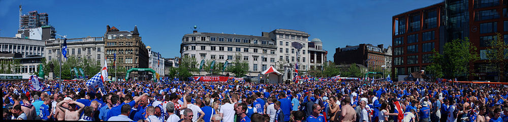 Un panorama des Rangers partisans à la finale de la Coupe UEFA 2008, dans la zone du ventilateur Piccadilly Gardens. Cette photo a été prise pendant la journée avant le match contre le Zenit Saint-Pétersbourg le 14 mai 2008.