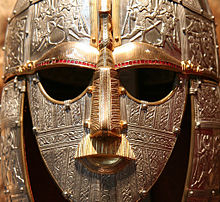 Clouté et décoré masque métallique de visage humain.