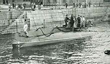 Submarine fait surface dans un port japonais.