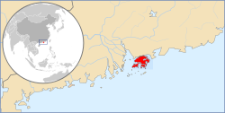 Hong Kong est situé sur une péninsule et série d'îles sur la côte sud de la Chine, à l'est de la Pearl River Delta et bordé au nord par la province de Guangdong
