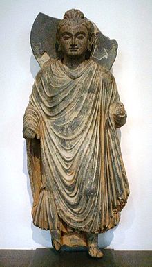 Debout sculpture de Bouddha, ancienne région du Gandhara, le nord du Pakistan, 1er siècle de notre ère, Musée Guimet, Paris.