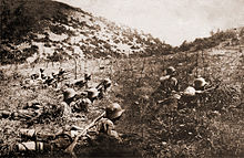 Photo de soldats bulgares coupe barbelés ennemi pendant la Première Guerre mondiale