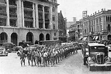Un défilé de soldats japonais dans une rue de Singapour