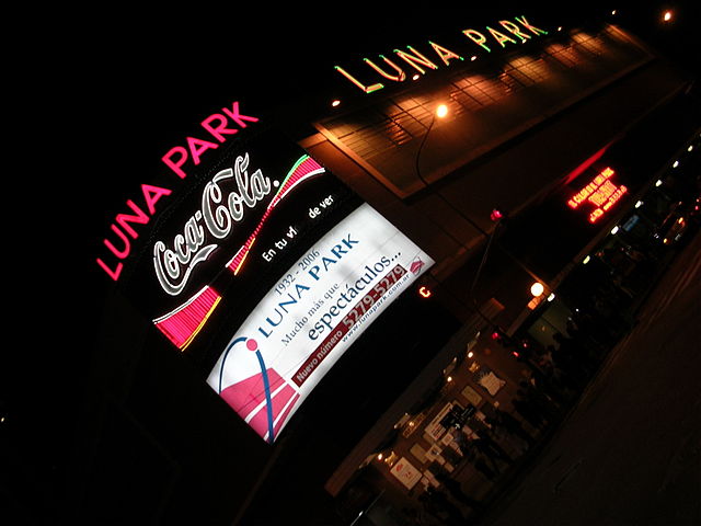 File:Luna Park de Noche.jpg