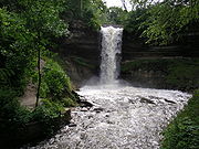 Minnehaha Falls rodeado de follaje de verano de color verde oscuro