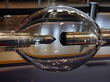 Esfera de cristal alargado con dos electrodos de varilla de metal en el interior, uno frente al otro. Un electrodo es contundente y otro está afilada.