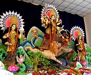 Durga puja en Dhakeshwari Temple.jpg