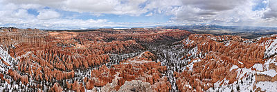 Paisaje con rocas rojas y rosadas con algo de nieve