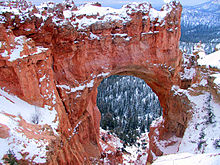 Una gran apertura en rojo de color rojo con la nieve en la parte superior