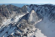 Gran estructura de roca bastante suave en el interior de un cráter