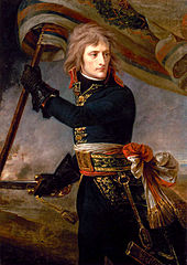 Longitud de tres cuartos representación de Bonaparte, con túnica negra y guantes de cuero, la celebración de una norma y la espada, girando hacia atrás para mirar a sus tropas