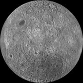 Este disco completo es casi sin rasgos, una superficie uniforme gris con casi ninguna yegua oscura. Hay muchos puntos de solapamiento brillantes de cráteres de impacto.