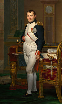 Retrato integral de Napoleón de unos cuarenta años, de alto rango blanco y azul oscuro militar vestido de uniforme. Él está en medio rico cargado muebles del siglo 18, con papeles, y mira al espectador. Su pelo es de estilo Brutus, cosechado cerca, pero con una franja corta en el frente, y su mano derecha está escondido en su chaleco.