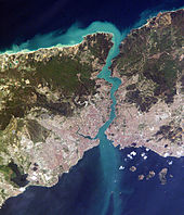 Imagen de satélite que muestra una fina pieza de tierra, densamente poblado en el sur, atravesada por un canal de agua