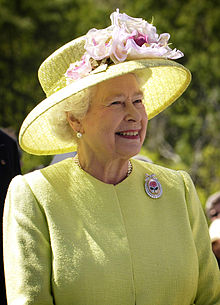 Isabel II saluda a los empleados de la NASA GSFC, 08 de mayo 2007 Edit.jpg
