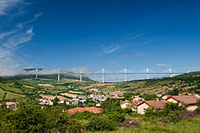 Creissels et Viaducto de Millau.jpg