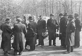 Gestapomen después de la buses.jpg blanco
