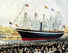Una multitud de personas ver un gran barco negro y rojo con un embudo y seis mástiles adornado con banderas