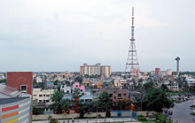 Una torre de altura rodeado de numerosos edificios