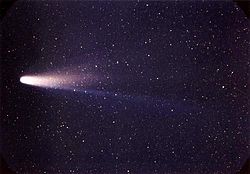 Una imagen en color del cometa Halley, que se muestra volar a la izquierda alineado plano contra el cielo