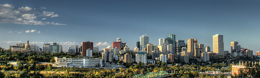 Panorama del horizonte de Edmonton tomada en un día de otoño que muestra la planta de energía fuera de servicio de EPCOR Rossdale y el Puente Walterdale.