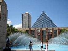 Edmonton City Hall con la torre CN de fondo, tomado forma Sir Winston Churchill Square