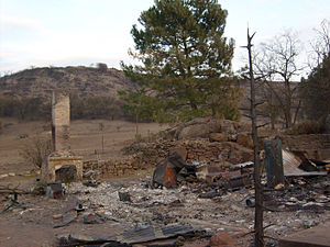 Chimenea y chimenea, el fuego en el lugar equivocado - Bruja Fuego, California