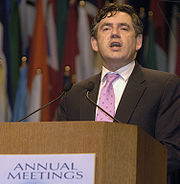 Gordon Brown que se coloca en un podio. Texto en los estados de podio