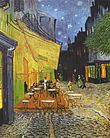 un café al aire libre con mesas y sillas a la izquierda de un un Streetway adyacente debajo de un toldo y bajo un cielo nocturno con estrellas amarillas en un cielo oscuro; personas están presentes en el fondo tanto de la cafetería y de la calle, pero no el primer plano; edificios oscuros se alinean en la parte derecha de la Streetway.