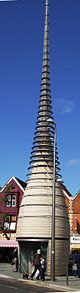 Una torre cónica, con aros de metal alrededor de la parte superior.