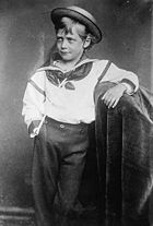 Boy vistiendo un traje de marinero