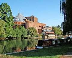 Royal Shakespeare Theatre y el río Avon2.jpg