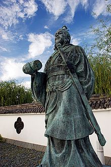 Una estatua de Sun Tzu
