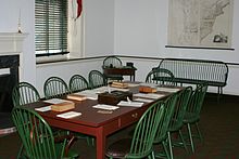 Foto de una mesa con sillas.