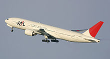 El despegue de aeronaves. Side view of twin-engine jet in flight with flaps and landing gear extended, with upswept wings.