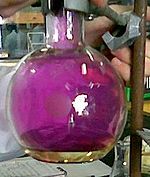 Matraz de fondo redondo lleno de vapor de yodo violeta