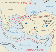 Una alta concentración de líneas de falla en el noroeste de Turquía, donde las placas euroasiática y africanos cumplir; un pequeño número de fallas y cordilleras también aparecen bajo el Mediterráneo