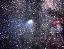 Halley El cometa, la cola apenas visible, contra un fondo de estrellas. La Vía Láctea se ve en el fondo.